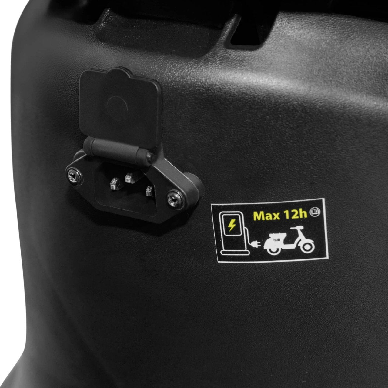 Voltarom S2, motor 2000W, viteza maxima 45 km pe ora, autonomie pana la 60 km, Scuter Electric cu Permis